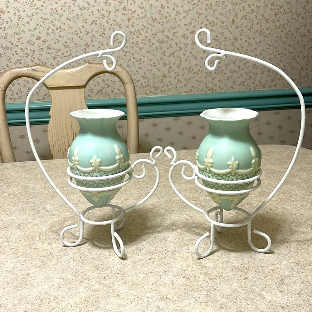 VINTAGE SET OF 2 VASES/PLANTERS ON WHITE PAINTED METAL SCROLL TABLE TOP STANDS.